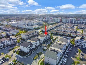 7865 NW 104th Ave in Doral, FL - Foto de edificio - Building Photo
