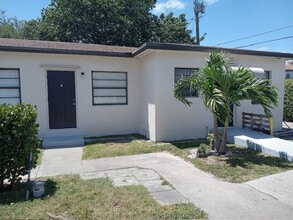 Hialeah Apartments East 7th Street in Hialeah, FL - Foto de edificio - Building Photo