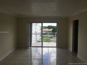 496 NW 165th St-Unit -D-616 in Miami, FL - Building Photo - Building Photo