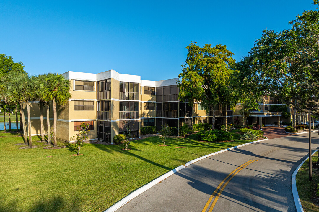 Country Club Village in Weston, FL - Building Photo