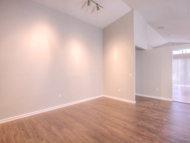 1261 NW 159th Ave in Pembroke Pines, FL - Foto de edificio - Building Photo