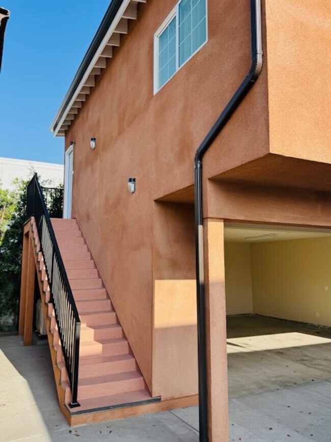 1107 W Angeleno Ave-Unit -1109 in Burbank, CA - Building Photo - Building Photo