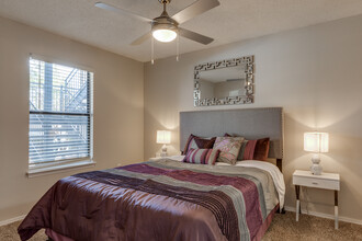 12th and Renaissance Apartment Homes in Norman, OK - Building Photo - Interior Photo