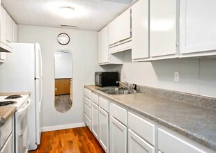 3032 SW Lydia Ave, Unit 103 in Topeka, KS - Building Photo - Building Photo