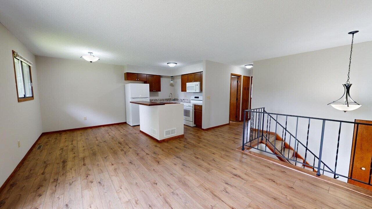 2101 Bradley St in St. Paul, MN - Building Photo