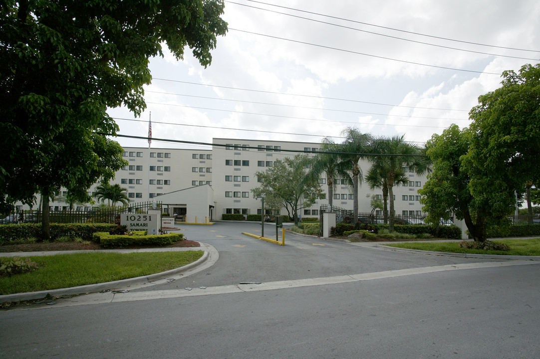 Samari Towers in Hialeah, FL - Foto de edificio