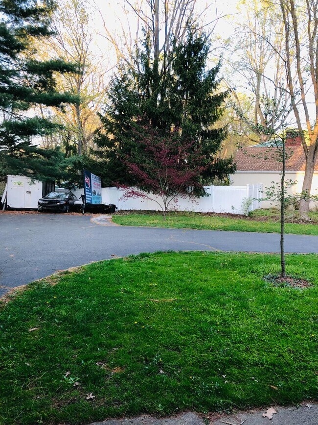 200 Sunnydale Rd Apartments and Nearby Trumbull Apartments For Rent