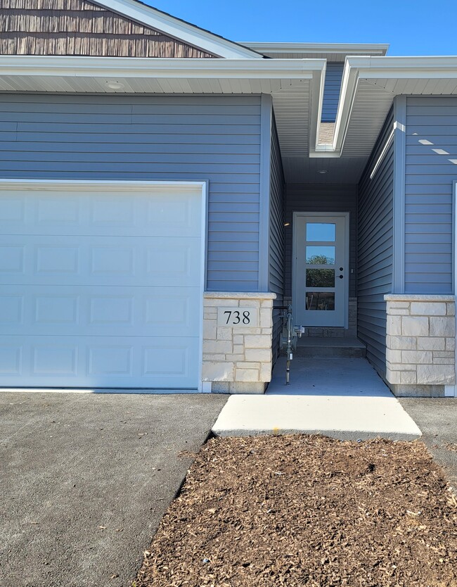 738 Quail Ln in Marengo, IL - Foto de edificio - Building Photo