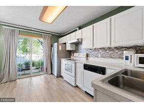 1747 Weston Ln in Shakopee, MN - Foto de edificio - Building Photo