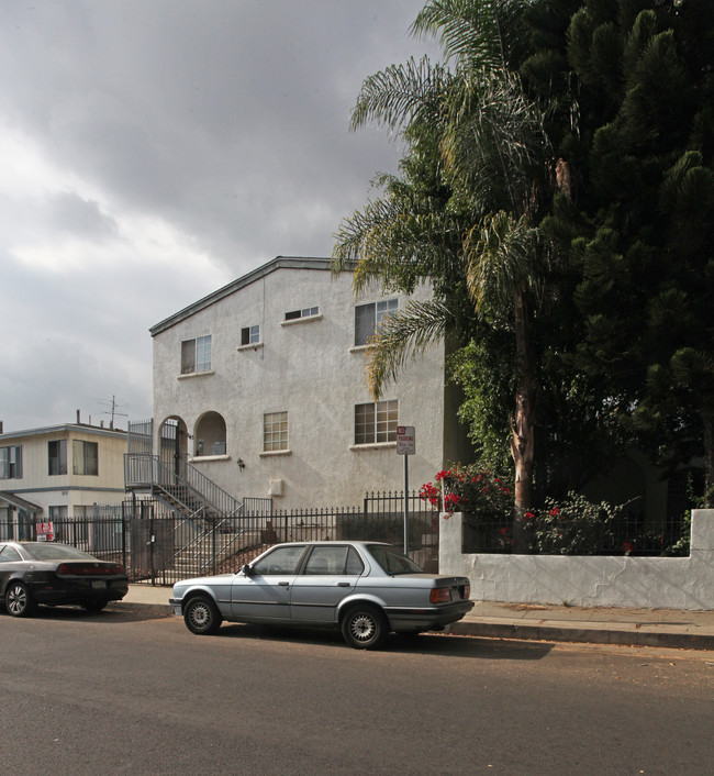 1143 Wilcox Pl in Los Angeles, CA - Foto de edificio - Building Photo