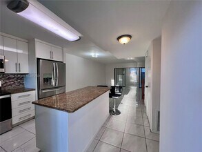 2801 N 34th Ave in Hollywood, FL - Building Photo - Building Photo