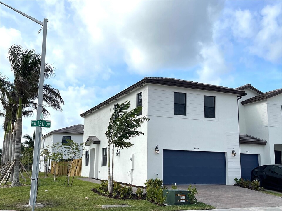 23172 SW 130th Ave in Miami, FL - Building Photo