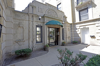 Wilson Court - 1901 W Wilson Ave in Chicago, IL - Building Photo - Building Photo