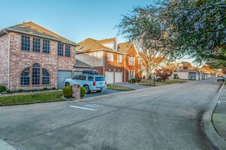 Villas at Parkway Village in Dallas, TX - Building Photo - Building Photo