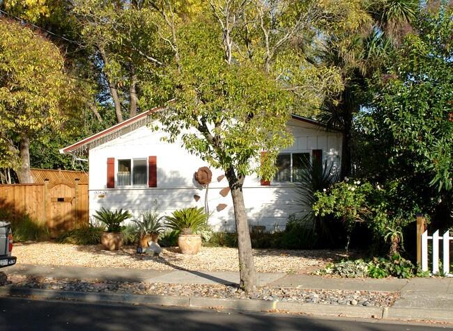 1524 Wright St in Santa Rosa, CA - Building Photo - Building Photo