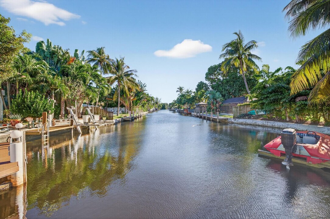 1570 NE 30th Pl in Oakland Park, FL - Building Photo