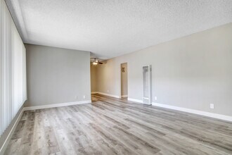 6219 Reseda Blvd in Reseda, CA - Building Photo - Building Photo