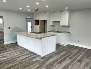 2732 NW 16th St in Miami, FL - Building Photo - Building Photo