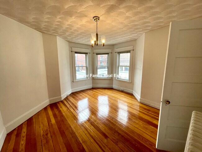 95 Beacon St, Unit 2 in Somerville, MA - Foto de edificio - Building Photo