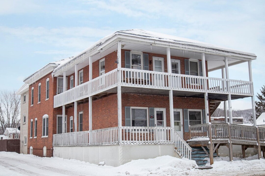 19 Main St in Colebrook, NH - Building Photo