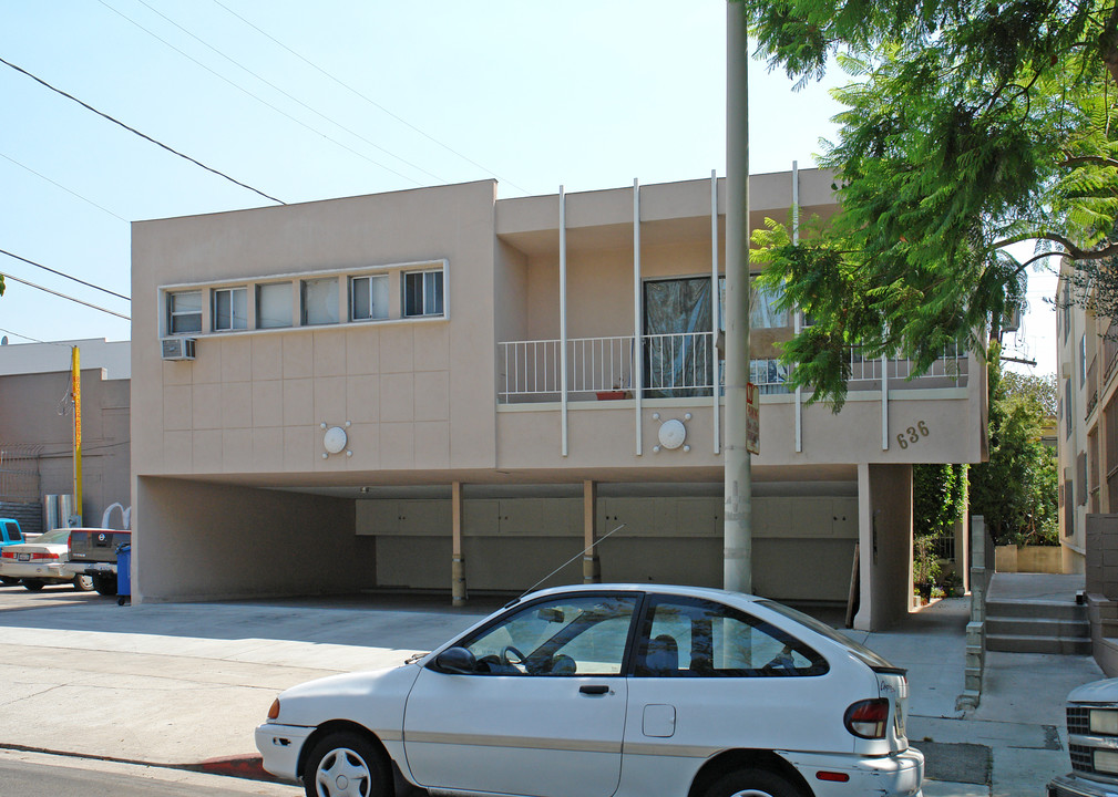 636 N Flores St in Los Angeles, CA - Building Photo