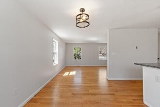 27 Pine St in Pepperell, MA - Foto de edificio - Building Photo