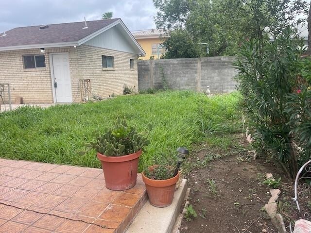 1704 Garfield St-Unit -REAR in Laredo, TX - Building Photo - Building Photo