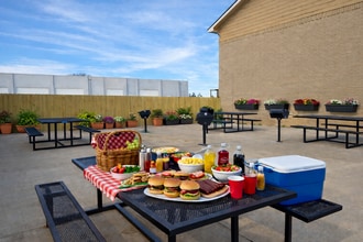 Blue Sky Ranch in Big Spring, TX - Foto de edificio - Building Photo