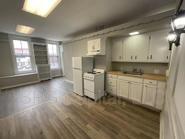 8-12 Center Square in Hanover, PA - Building Photo - Building Photo