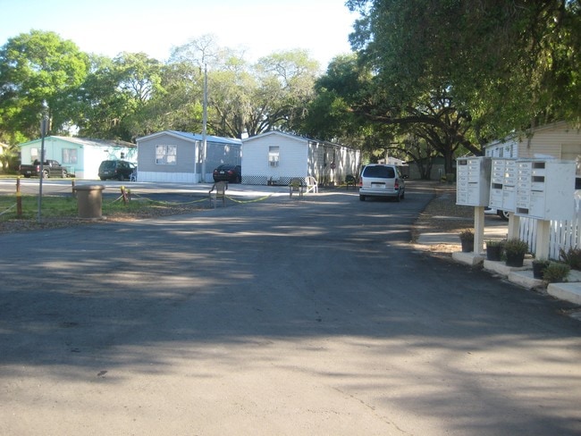 North Tampa Mobile Home Park in Tampa, FL - Foto de edificio - Building Photo