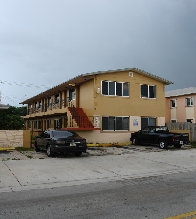 92-98 E 10th St in Hialeah, FL - Foto de edificio