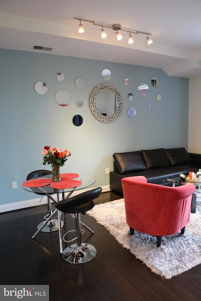 1111 Oronoco St, Unit 532 in Alexandria, VA - Foto de edificio - Building Photo