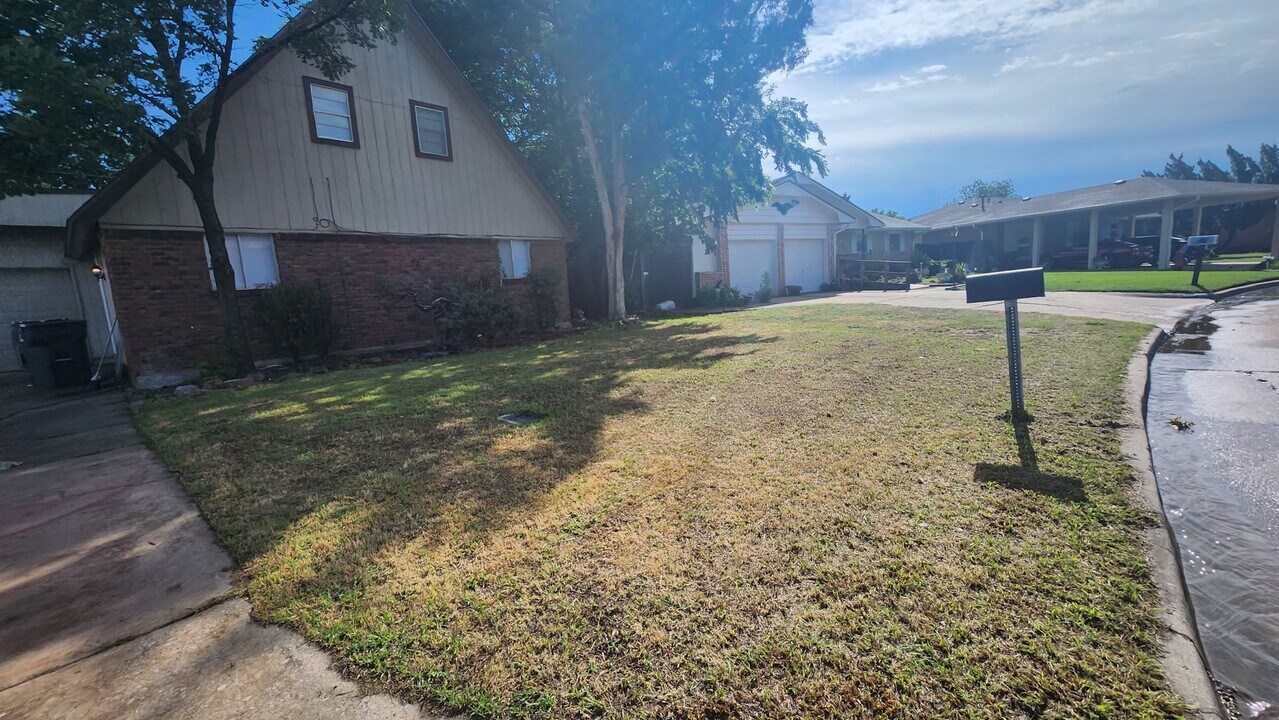 5519 NW Eisenhower Dr in Lawton, OK - Building Photo
