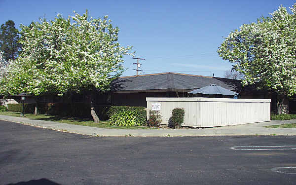 Fairmont Gardens in Modesto, CA - Foto de edificio