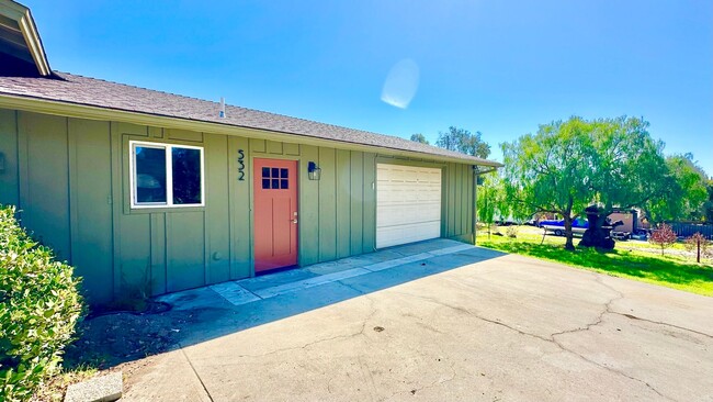 532 Golden Rd in Fallbrook, CA - Building Photo - Building Photo