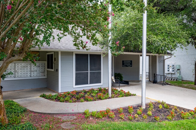 The Summit Apartments in San Marcos, TX - Foto de edificio - Building Photo
