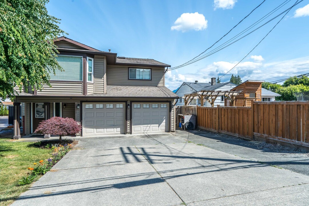 22377-22124 124 Ave in Maple Ridge, BC - Building Photo