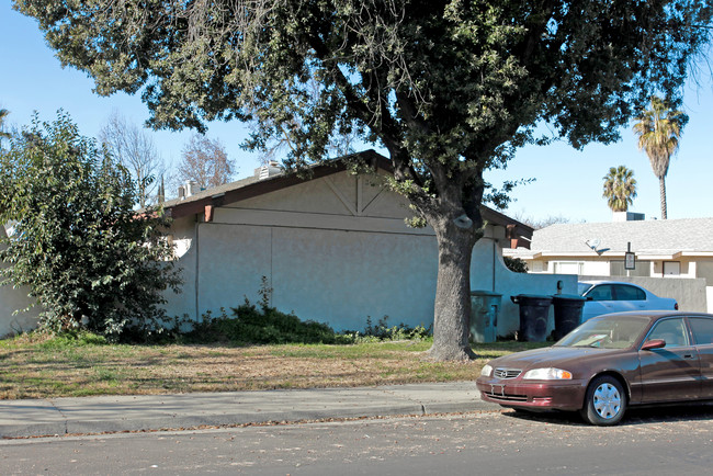 329-331 N Riverside Dr in Modesto, CA - Building Photo - Building Photo