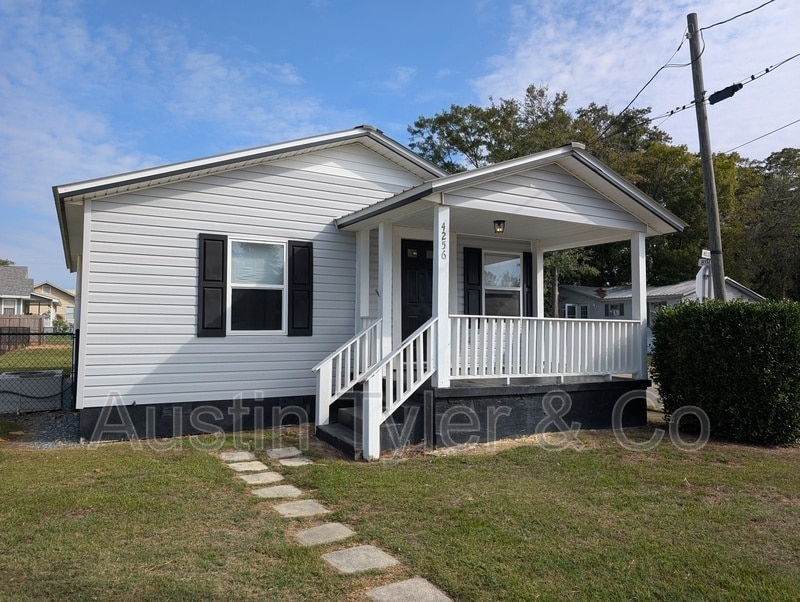 4256 Kelson Ave in Marianna, FL - Building Photo
