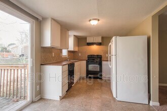 1740 Sinnott Cir in Independence, MO - Building Photo - Building Photo