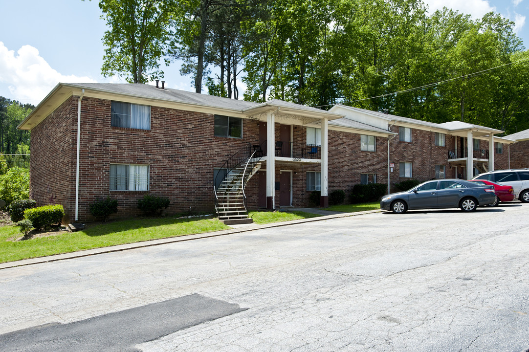 Navarro Apartments in Clarkston, GA - Building Photo