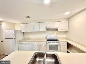 4342 Pembrook Village Dr in Alexandria, VA - Building Photo - Building Photo