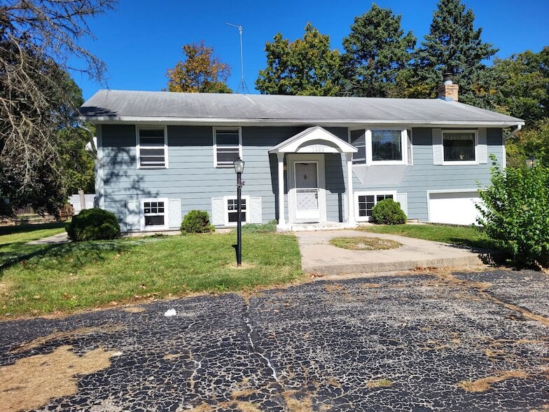 1468 N Alto Vista in Crystal Lake, IL - Building Photo