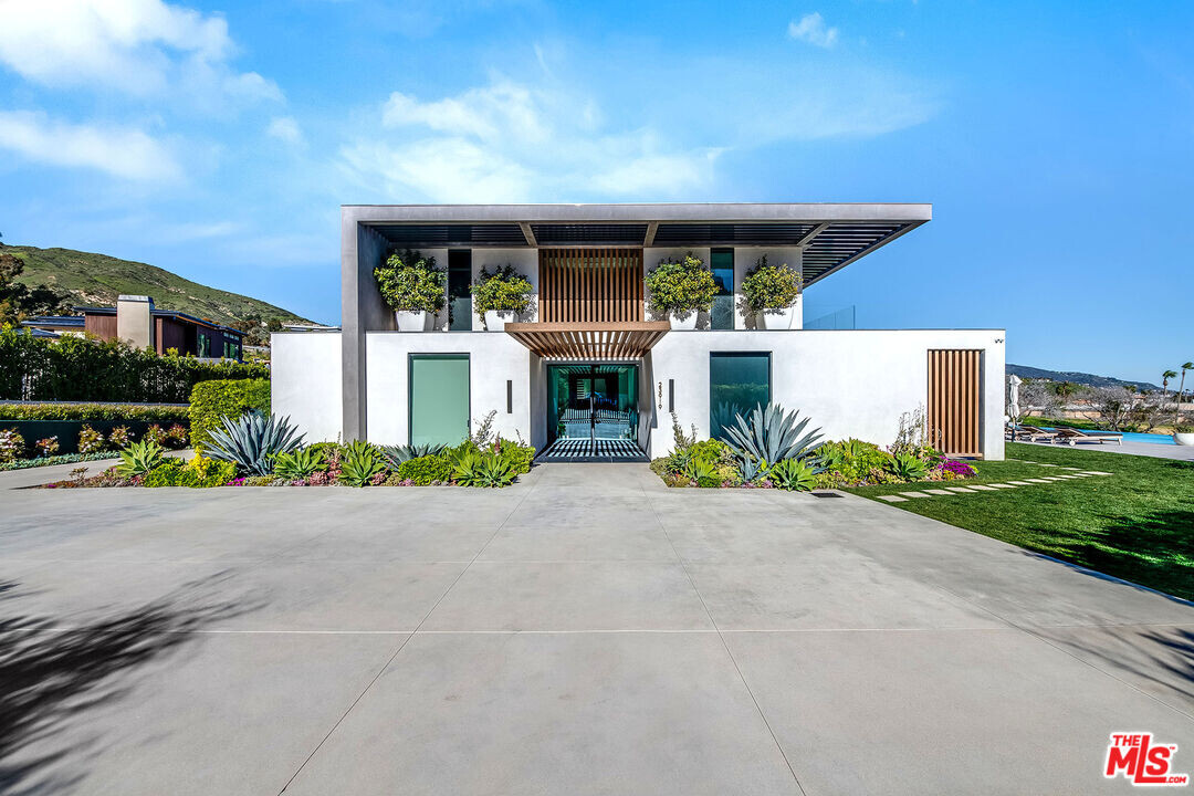 23919 Malibu Rd in Malibu, CA - Building Photo