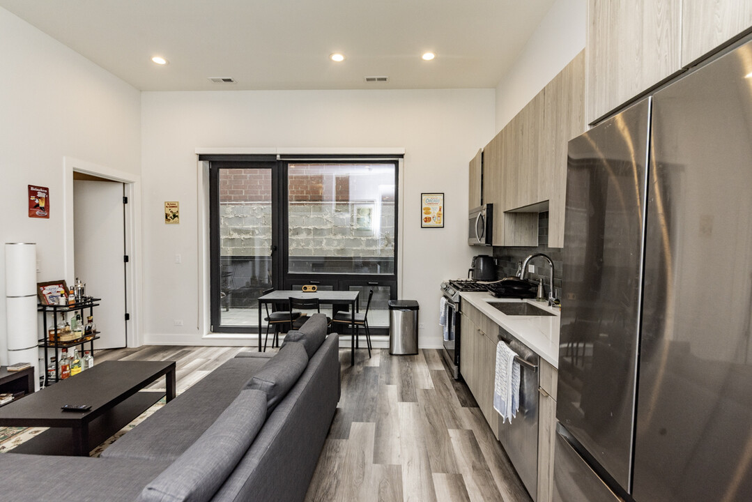 2317 N Clark St, Unit 210 in Chicago, IL - Building Photo