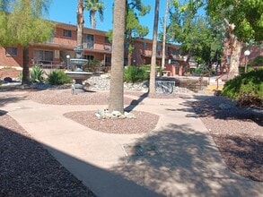 Country Club Apartments in Tucson, AZ - Building Photo - Building Photo