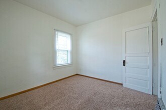 18 8th Ave NW in Minot, ND - Foto de edificio - Building Photo