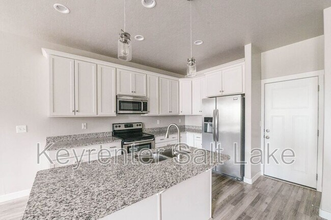 1091 W Emerald Pools Ln in Bluffdale, UT - Building Photo - Building Photo