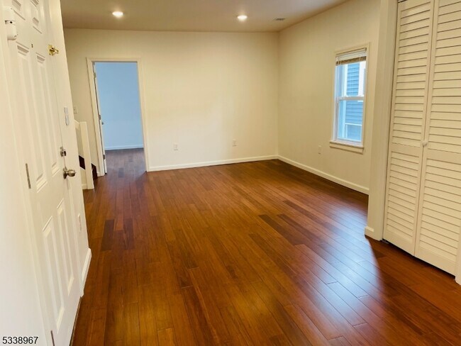 76 Chestnut St-Unit -2 in Montclair, NJ - Building Photo - Building Photo