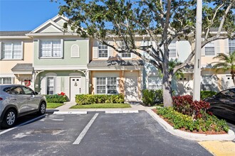 16675 Hemingway Dr in Weston, FL - Foto de edificio - Building Photo